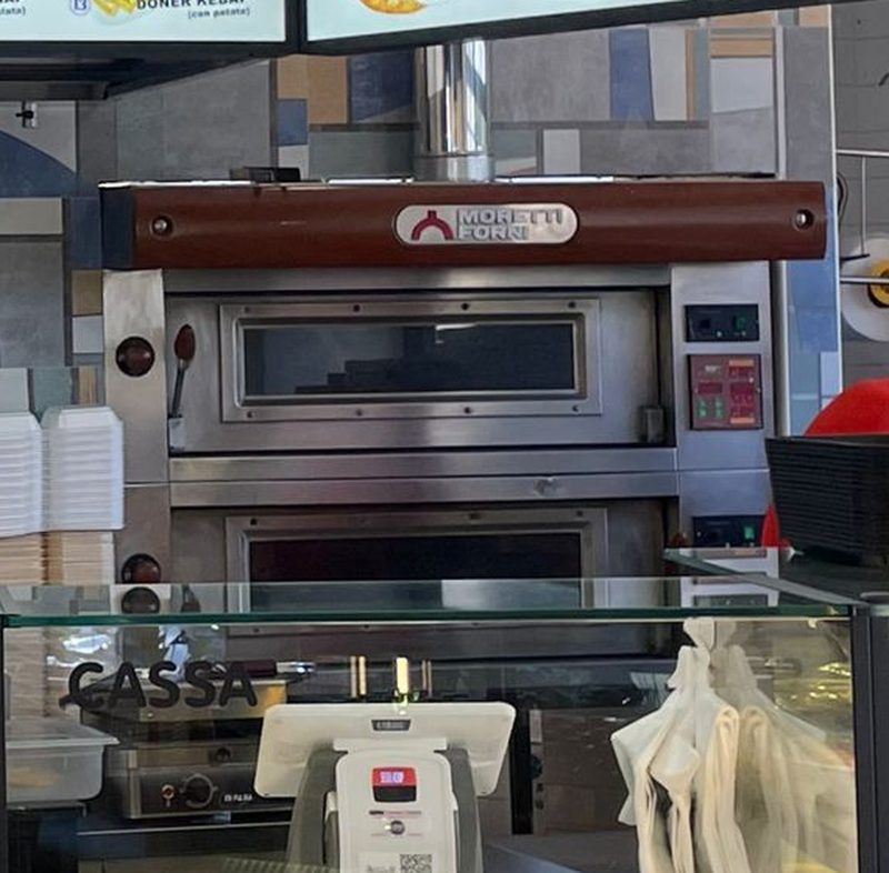 Il forno elettrico a due camere per la pizza, accanto alla cassa.